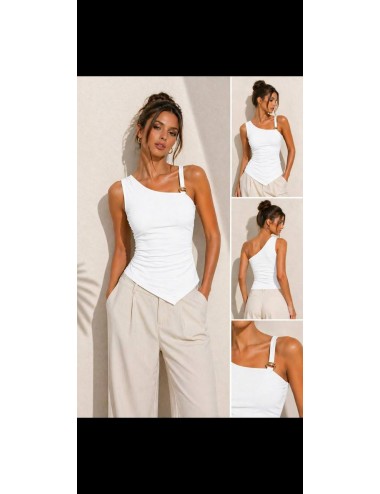 Beyaz Toka Detaylı Bluz